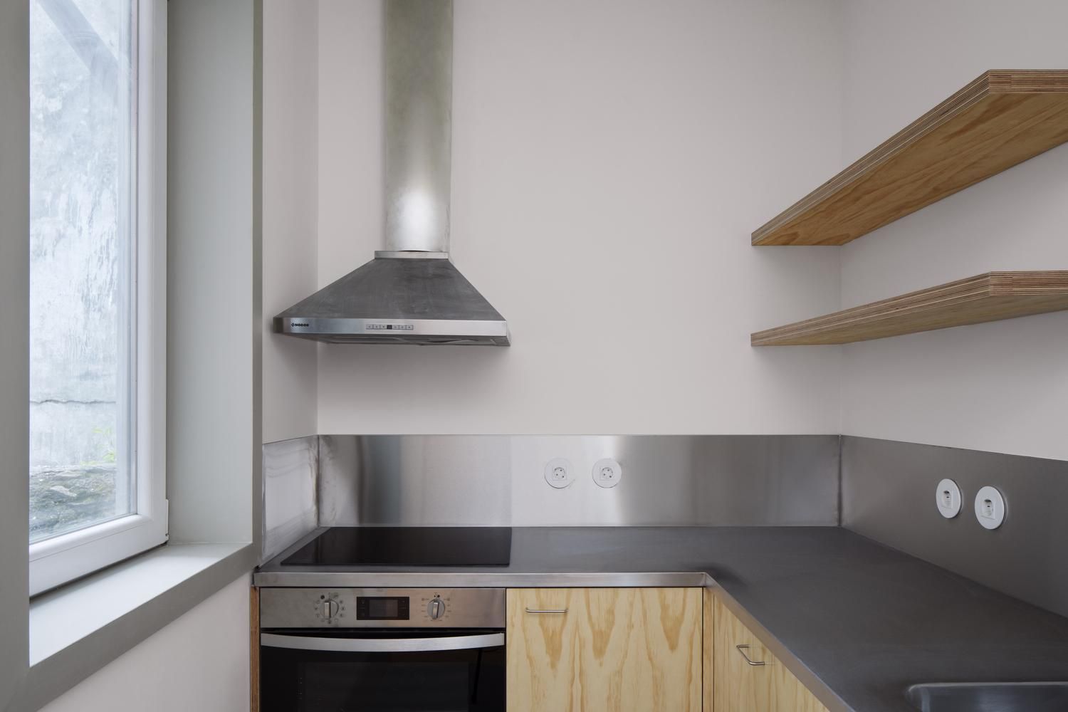 Високі стелі та багато світла: приклад облаштування мініатюрної квартири в центрі міста – фото Високі стелі та багато світла: приклад облаштування мініатюрної квартири в центрі міста – фото