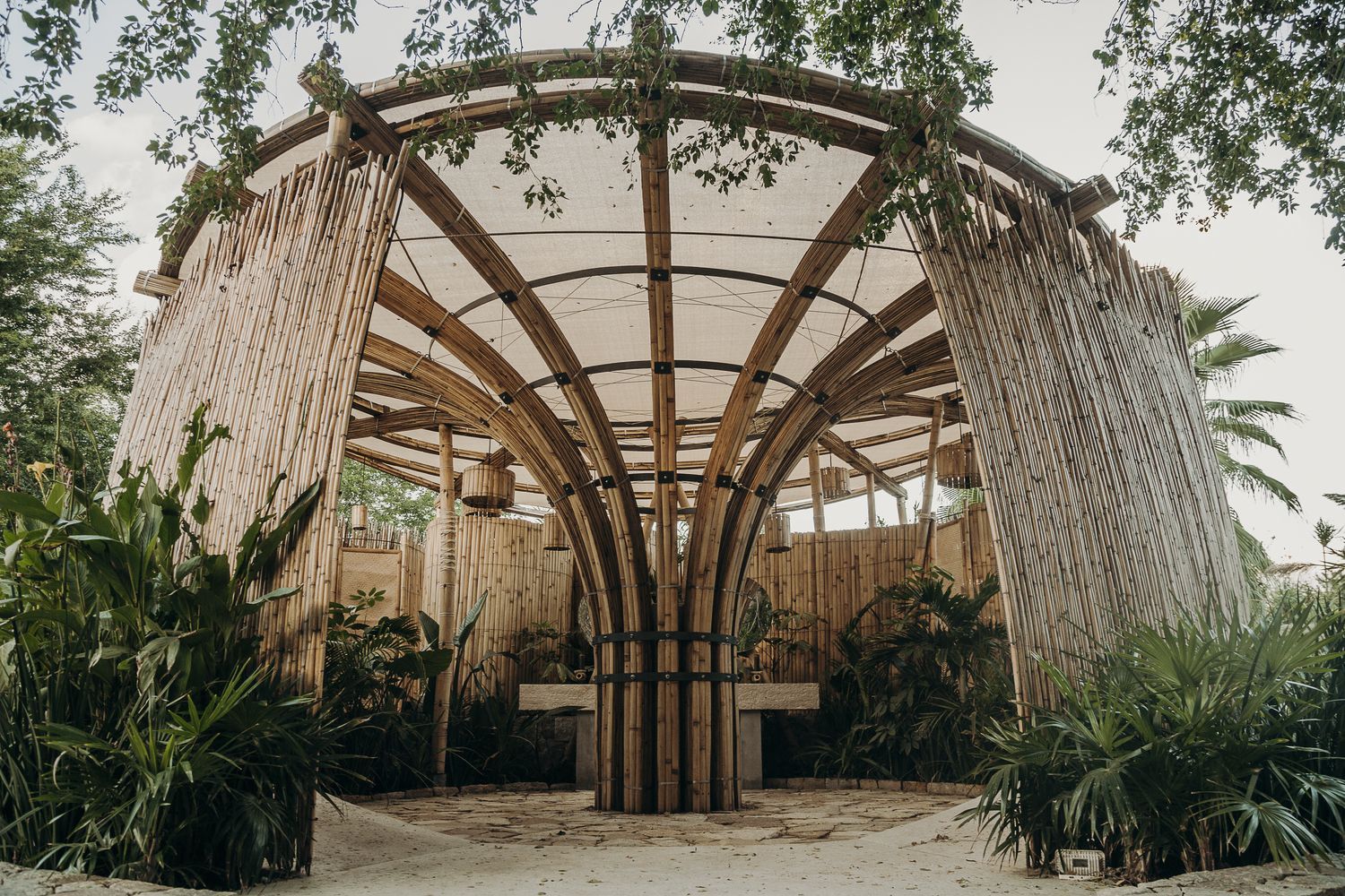 В Мексике открыли общественный туалет из бамбука – фото сооружения