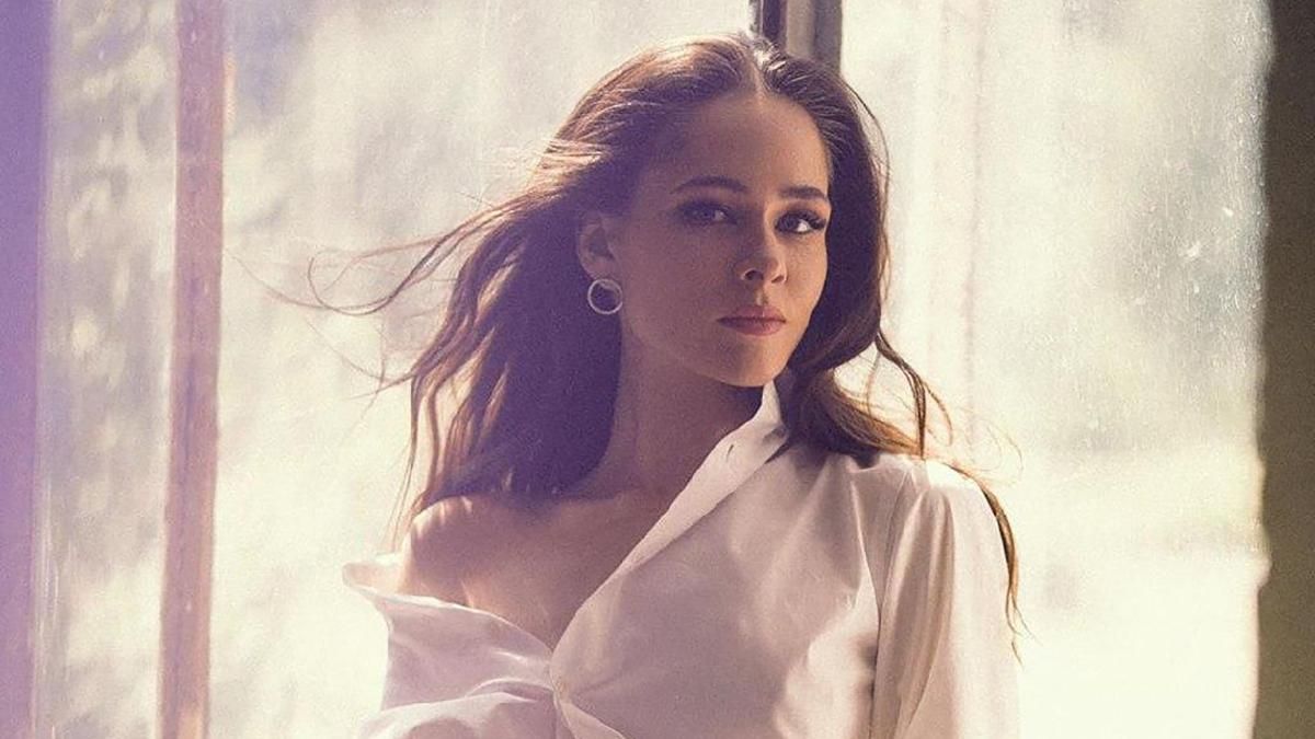 У білій сорочці та джинсах: Юлія Саніна продемонструвала бездоганний образ У білій сорочці та джинсах: Юлія Саніна продемонструвала бездоганний образ