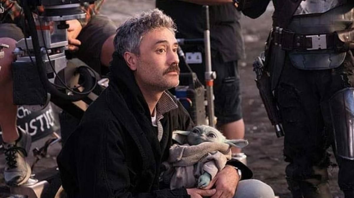 Режисер Тайка Вайтіті з доньками прилетів на зйомки фільму "Тор 4": кумедне фото Режисер Тайка Вайтіті з доньками прилетів на зйомки фільму "Тор 4": кумедне фото