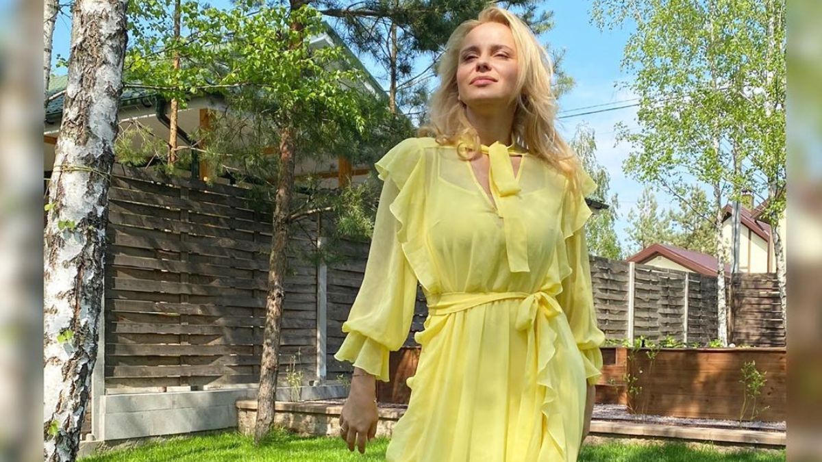 У жовтій сукні: Лілія Ребрик показала оригінальний образ із театральної вистави – фото 