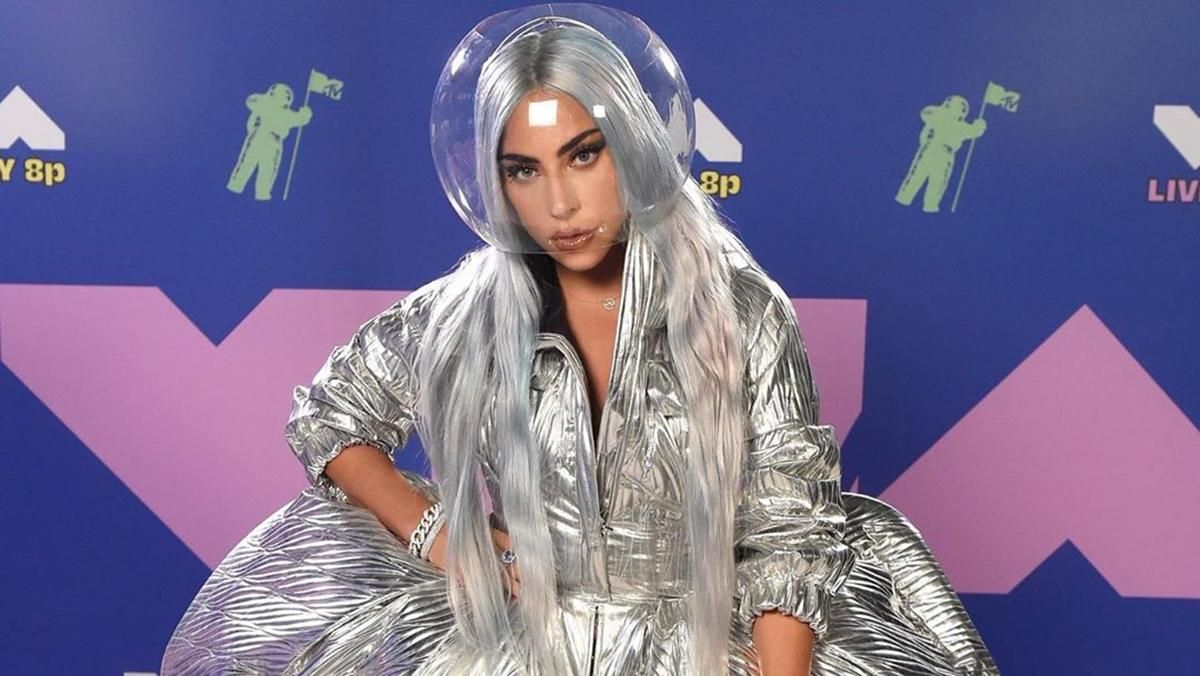 В топе с обнаженным животом: эпатажная Леди Гага поразила повседневным образом – фото В топе с обнаженным животом: эпатажная Леди Гага поразила повседневным образом – фото