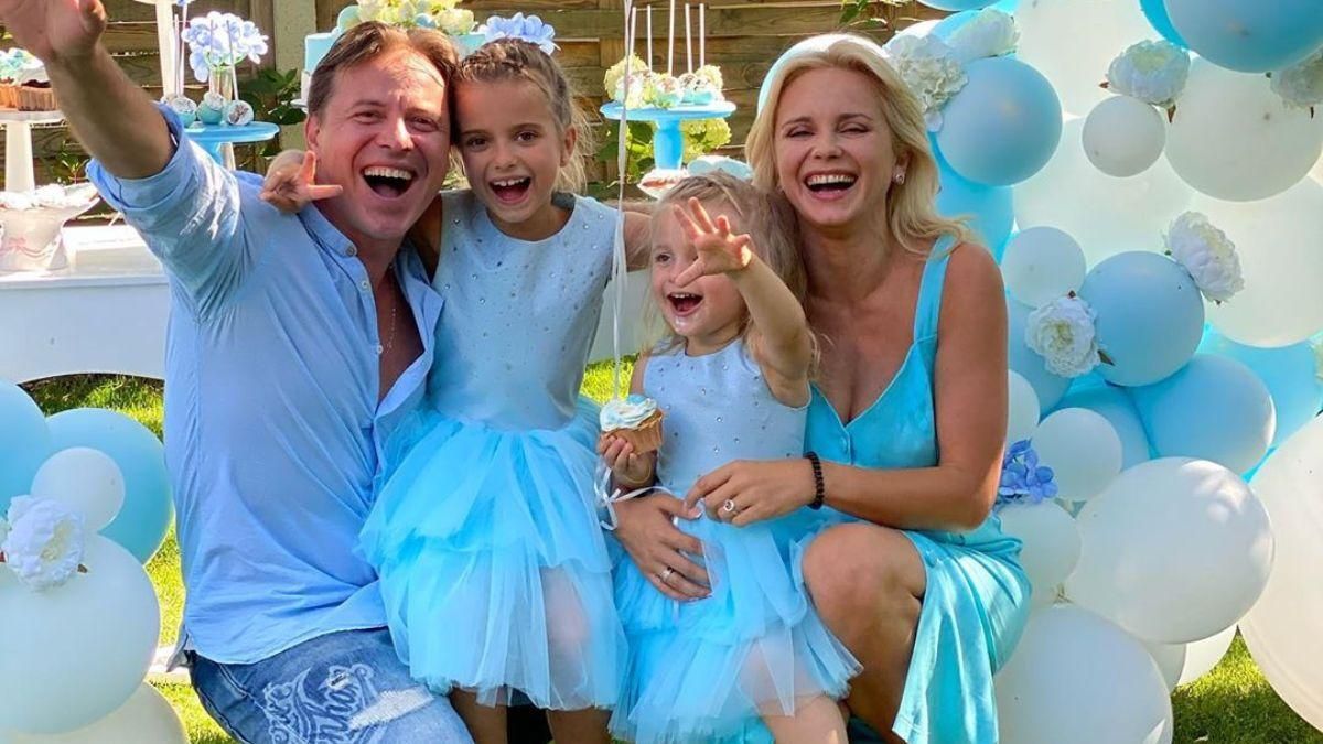 Во дворе с огурцами на глазах: Лилия Ребрик рассмешила Сеть забавным семейным фото Во дворе с огурцами на глазах: Лилия Ребрик рассмешила Сеть забавным семейным фото