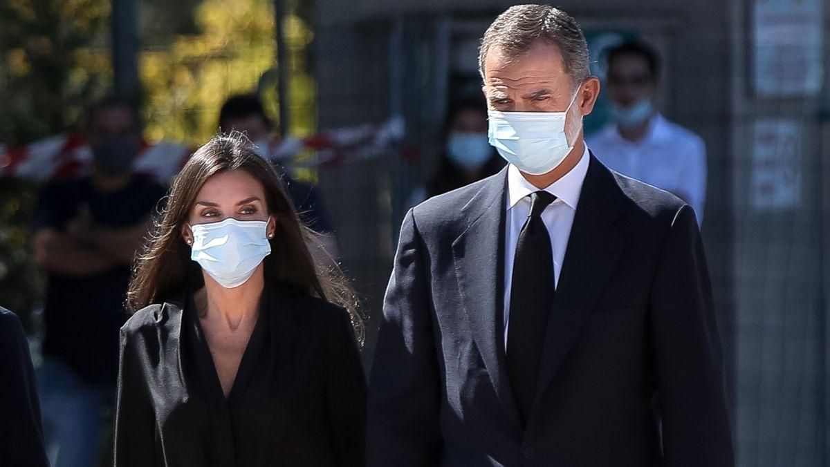 В черной блузке и брюках: королева Летиция продемонстрировала элегантный образ – фото В черной блузке и брюках: королева Летиция продемонстрировала элегантный образ – фото