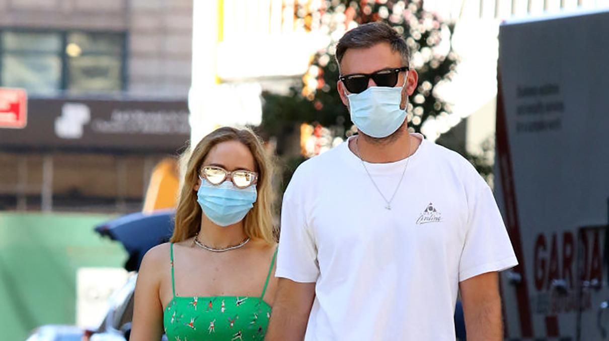 В мини платье на бретельках: Дженнифер Лоуренс засветилась на прогулке с мужем В мини платье на бретельках: Дженнифер Лоуренс засветилась на прогулке с мужем