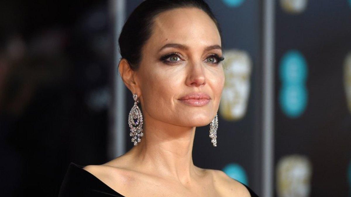 Анджелина Джоли разозлена из-за того, что Брэд Питт привез новую девушку в их общий дом