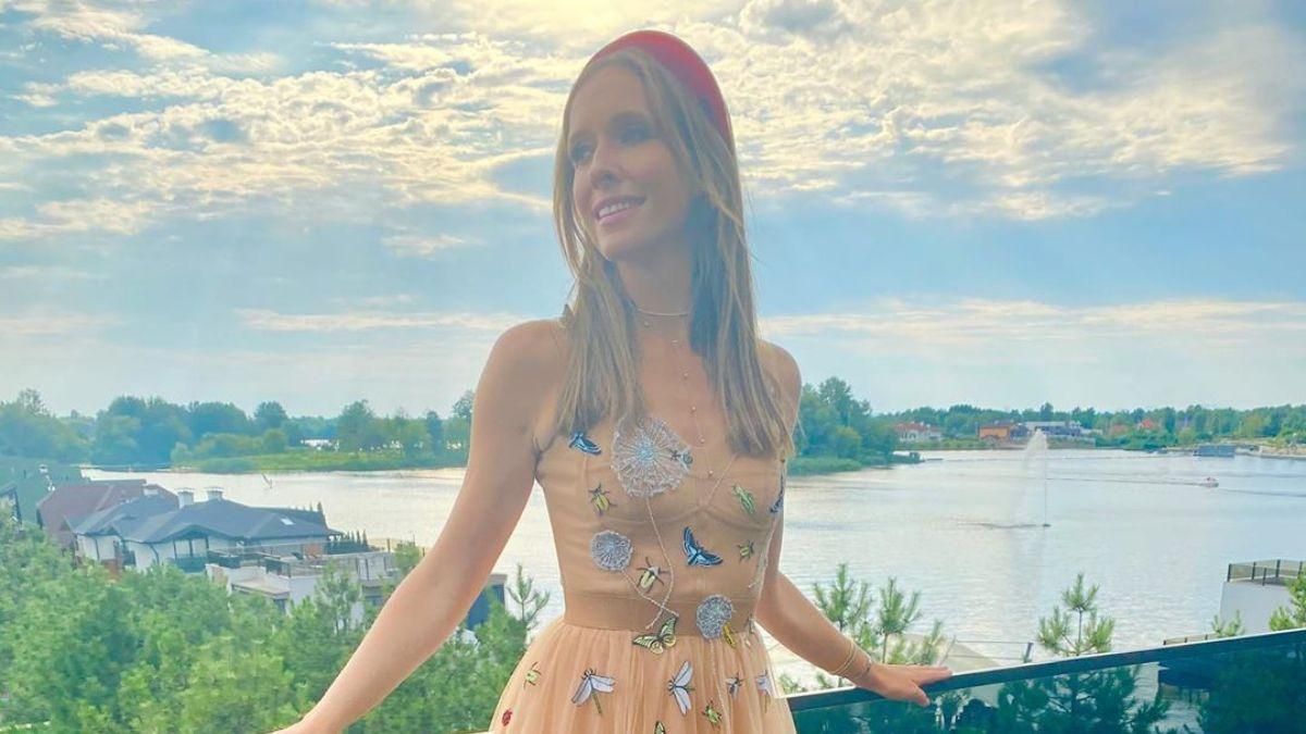 У чорній сукні з білим бантом: Катя Осадча підкорила бездоганним образом – фото У чорній сукні з білим бантом: Катя Осадча підкорила бездоганним образом – фото