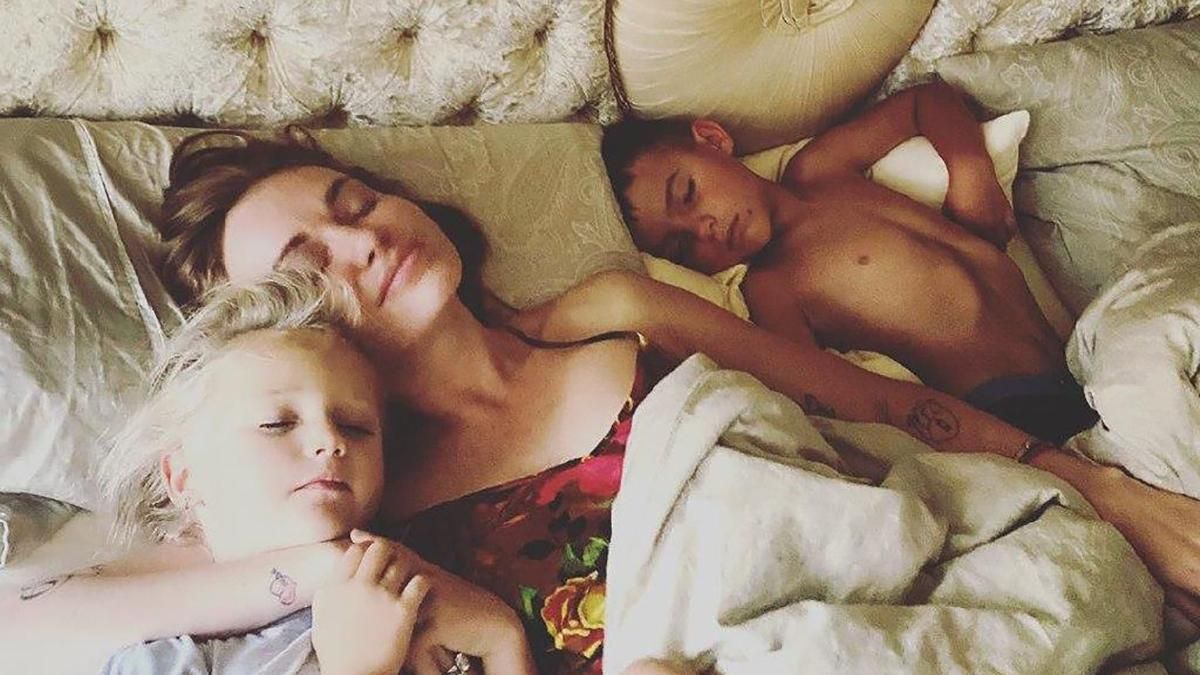 Слава Камінська зробила неймовірну домашню фотосесію з дітьми: чуттєві кадри Слава Камінська зробила неймовірну домашню фотосесію з дітьми: чуттєві кадри