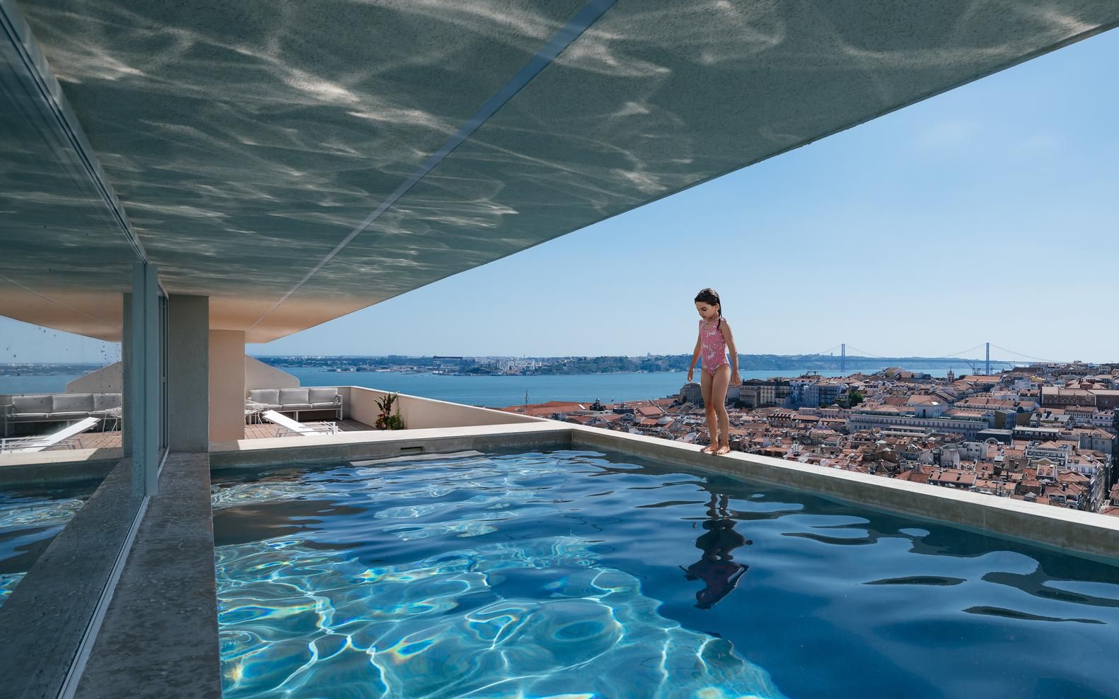 Ничего лишнего: минималистический интерьер квартиры с открытым бассейном – фото Ничего лишнего: минималистический интерьер квартиры с открытым бассейном – фото