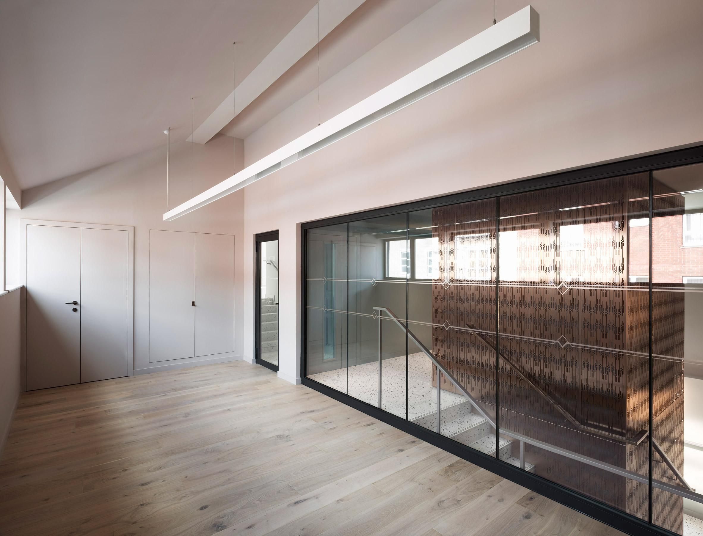Бронзовий ліфт – філігранний та майстерний дизайн у Лондоні: фото