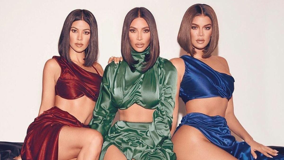 У шовкових сукнях: сестри Кардашян засвітили стрункі ноги та розбурхали мережу У шовкових сукнях: сестри Кардашян засвітили стрункі ноги та розбурхали мережу