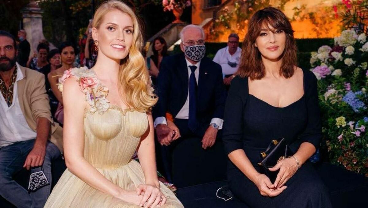 В роскошных платьях: Моника Белуччи и Китти Спенсер появились на показе Dolce & Gabanna