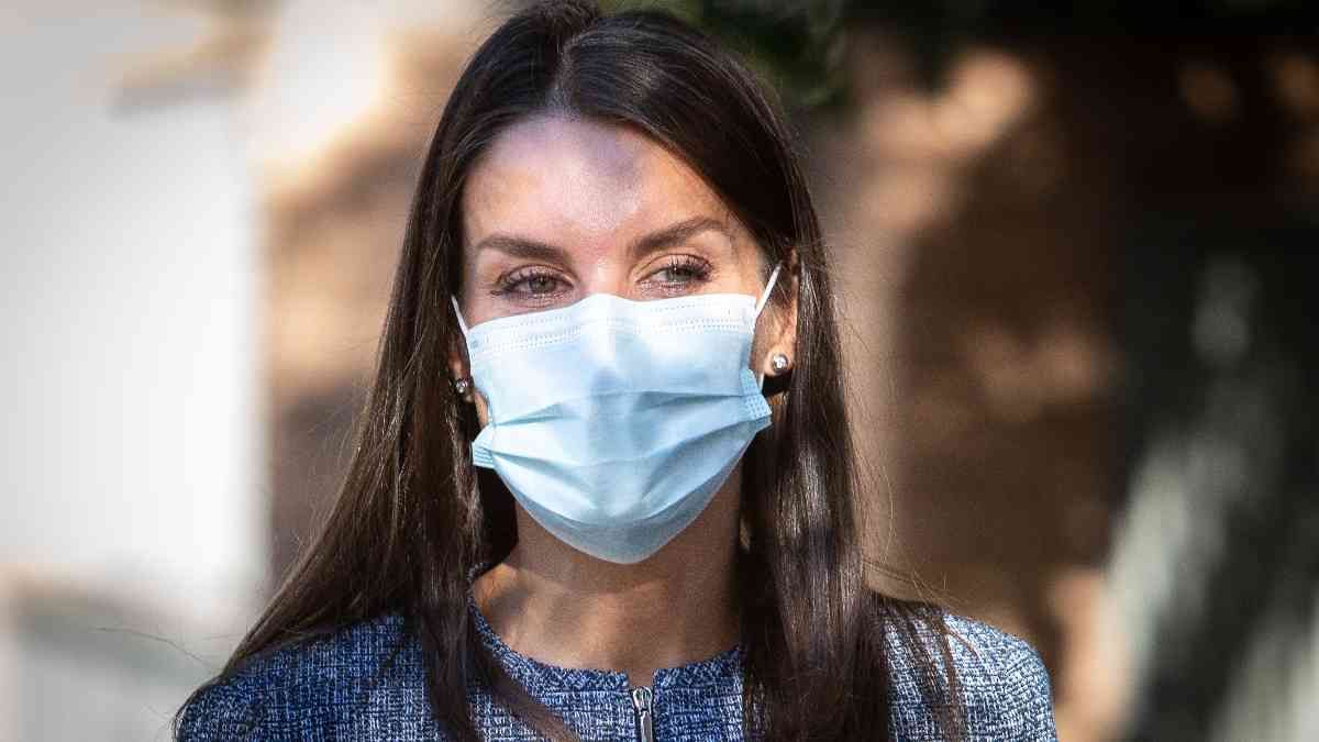 У сукні від мас-бренду Zara: королева Летиція підкорила елегантним аутфітом – фото У сукні від мас-бренду Zara: королева Летиція підкорила елегантним аутфітом – фото