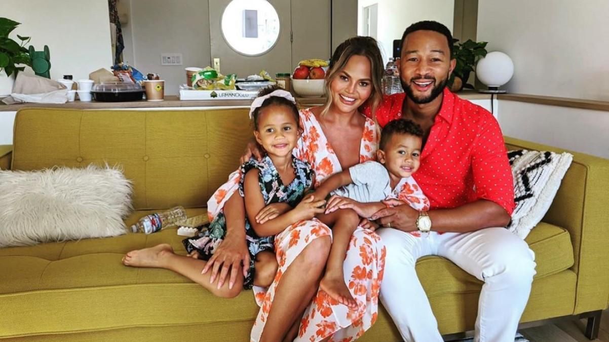 Беременная Крисси Тейген пошла на первое УЗИ с ребенком: реакцию ее дочери сняли на видео Беременная Крисси Тейген пошла на первое УЗИ с ребенком: реакцию ее дочери сняли на видео