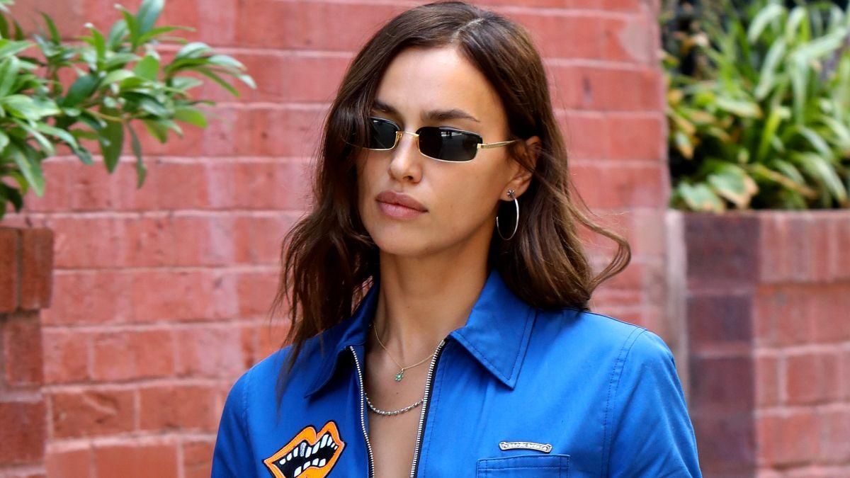 У сукні з яскравим принтом: Ірина Шейк показала бездоганний образ на прогулянці з донькою У сукні з яскравим принтом: Ірина Шейк показала бездоганний образ на прогулянці з донькою