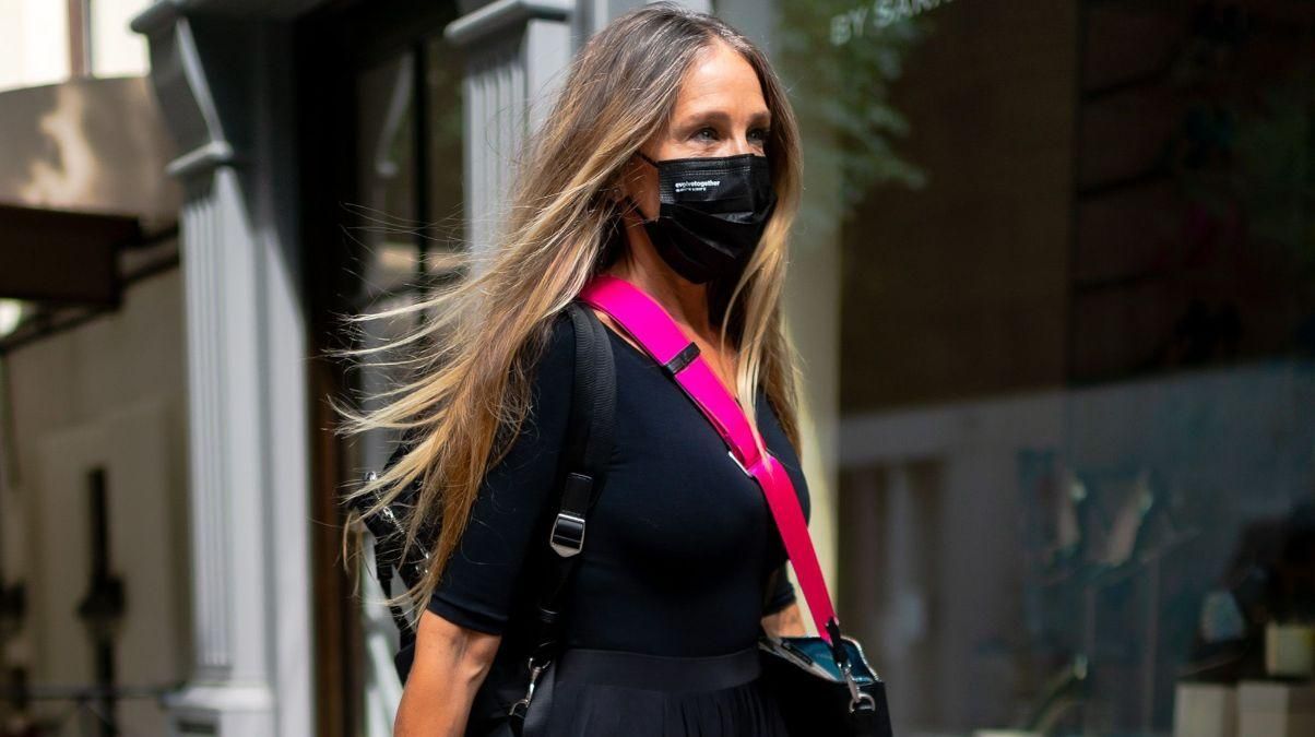 У чорній сукні: Сара Джессіка Паркер вразила бездоганним образом на вулицях Нью-Йорка – фото 