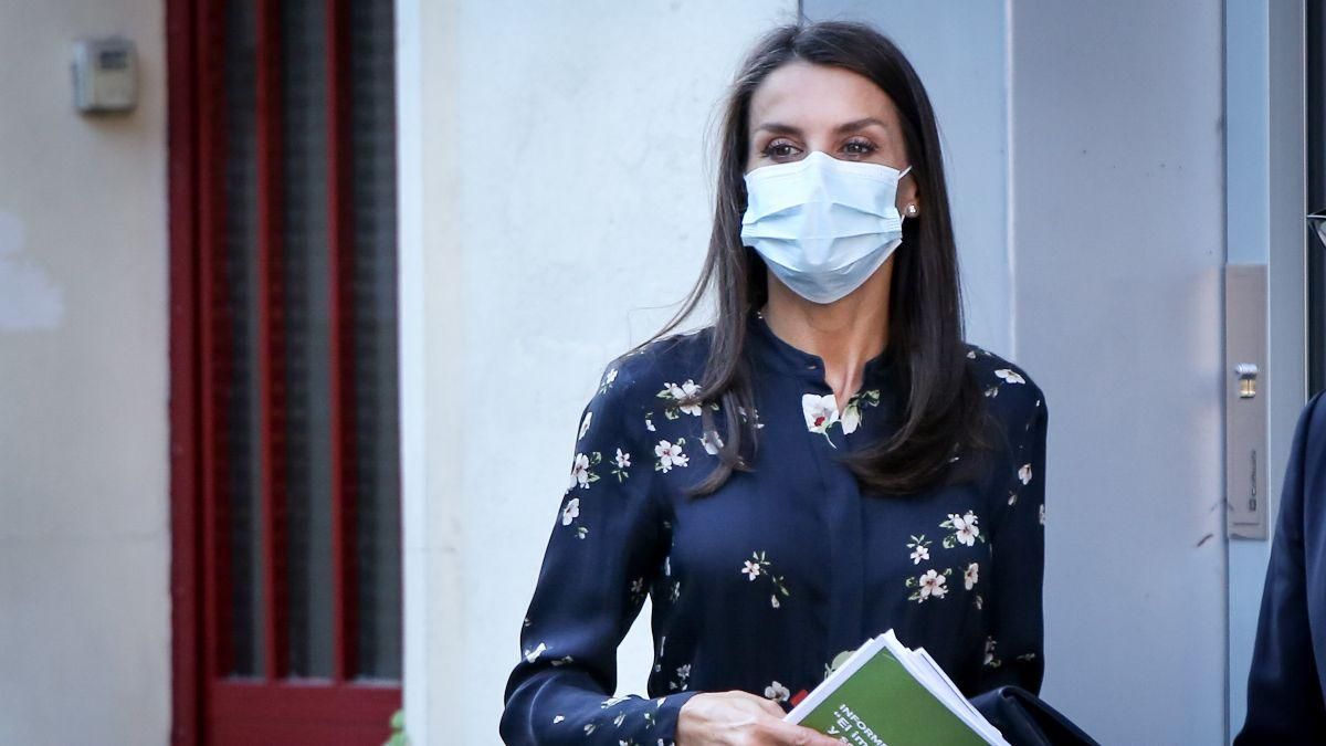 В синем платье с цветочным принтом: королева Летиция продемонстрировала безупречный образ – фото В синем платье с цветочным принтом: королева Летиция продемонстрировала безупречный образ – фото