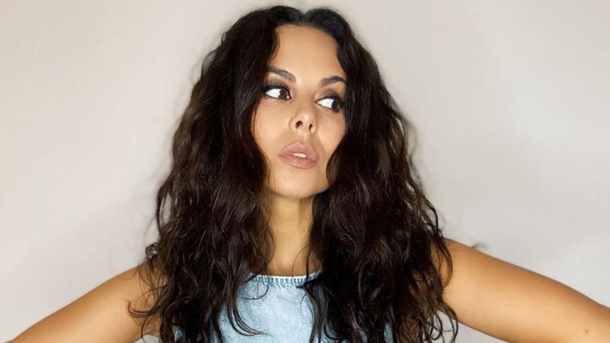 В черных шортах и розовом топе: Настя Каменских похвасталась стройной фигурой – фото В черных шортах и розовом топе: Настя Каменских похвасталась стройной фигурой – фото