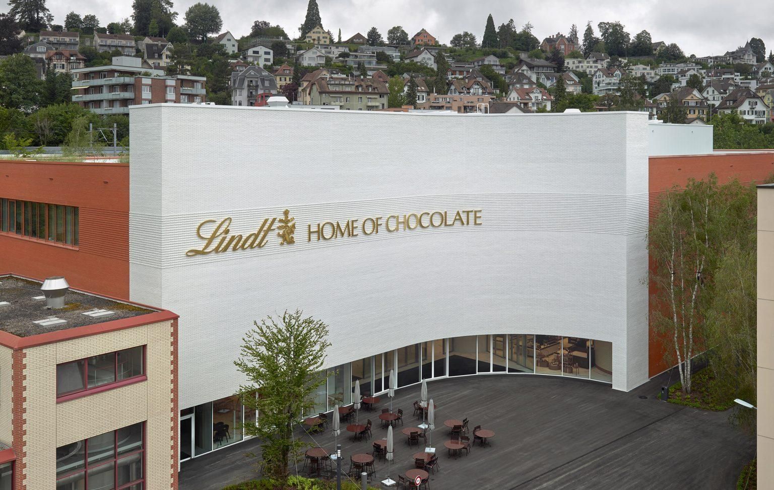 Глазурованный кирпич: музей швейцарского шоколада – фото интерьера здания