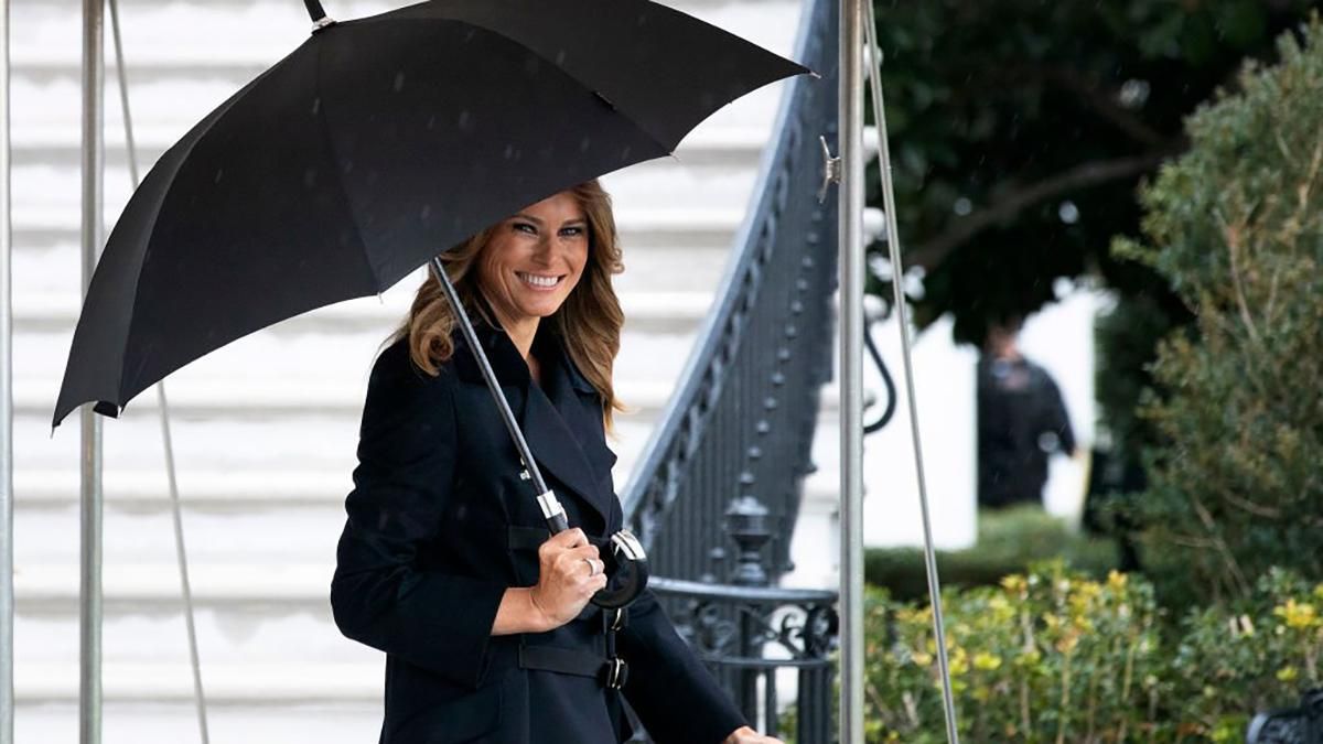 В черном пальто: Мелания Трамп показала элегантный образ – фото