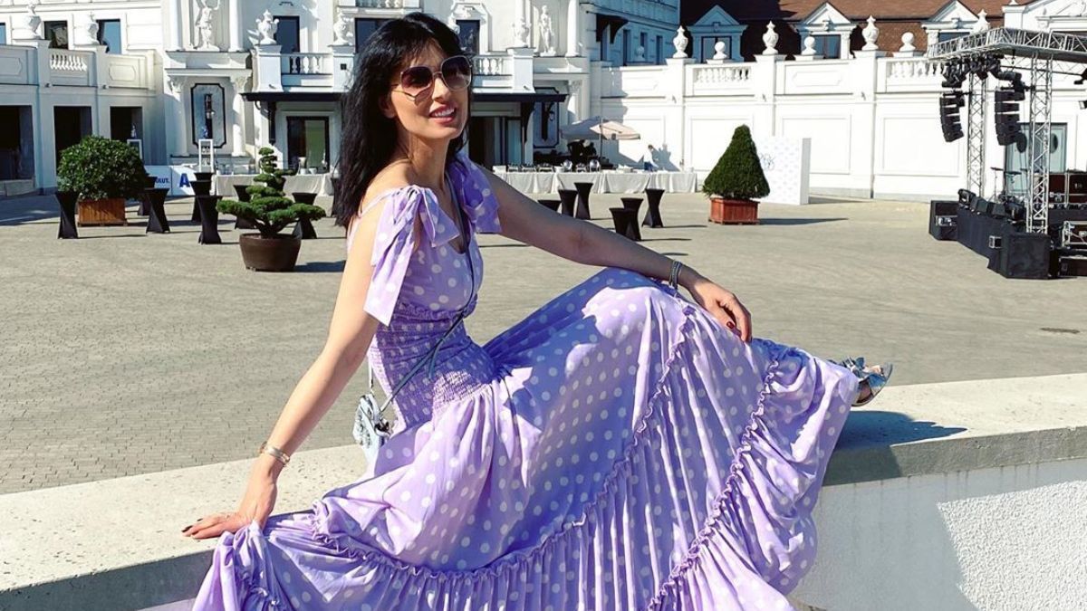 В лиловом платье и шляпе: Маша Ефросинина похвасталась безупречным образом – фото