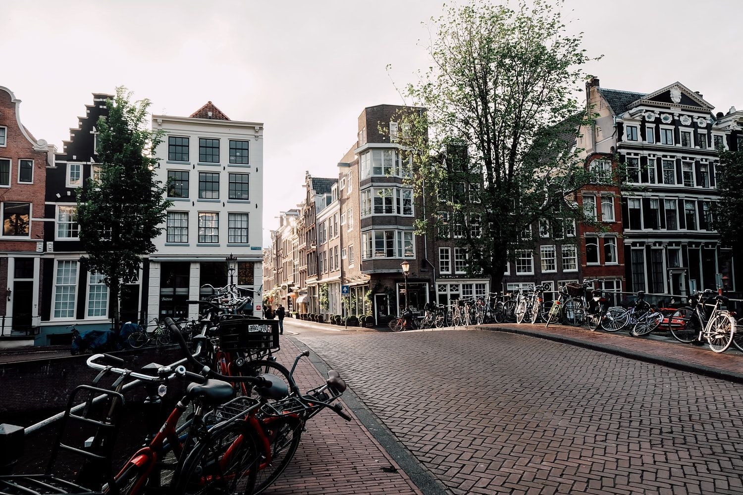 Затишно і просторо: в Амстердамі переробили стару школу на багатоквартирний будинок – фото 