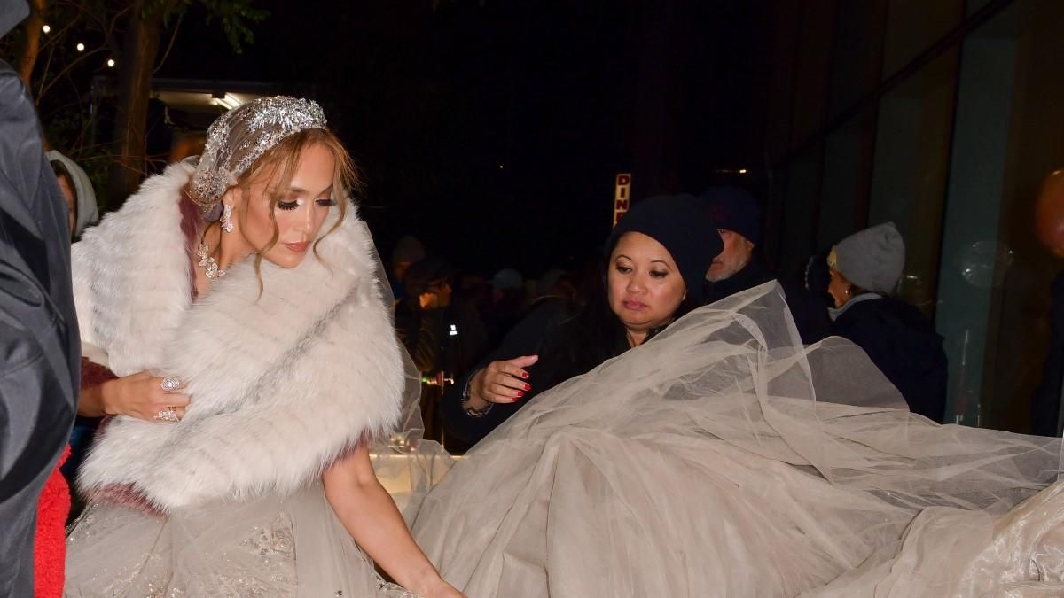Дженніфер Лопес приміряла розкішну весільну сукню для зйомок комедії: відео і фото