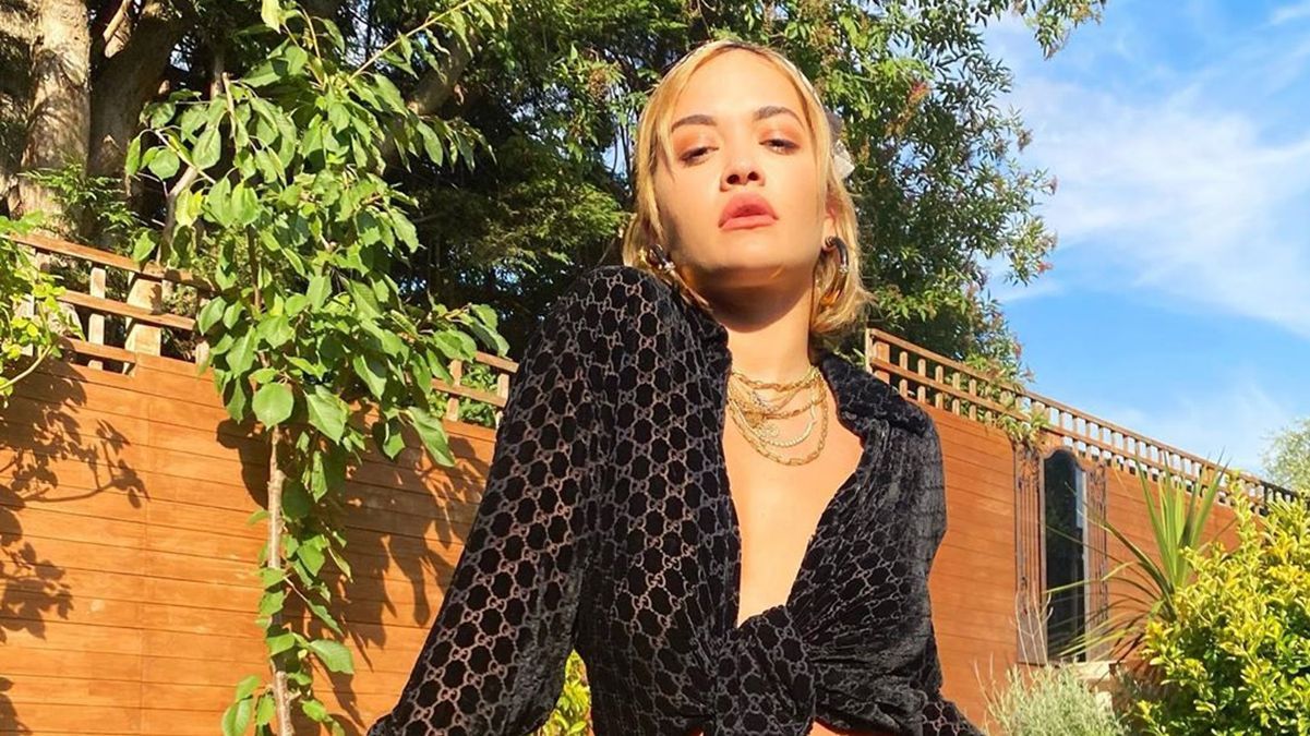 Ріта Ора на власному прикладі показала, як носити трендовий образ: фото Ріта Ора на власному прикладі показала, як носити трендовий образ: фото