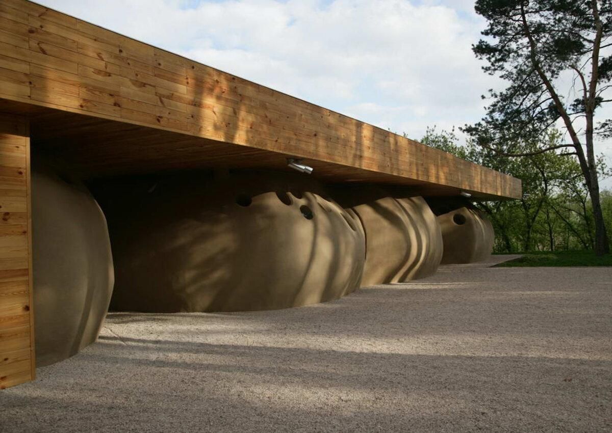 Плавні лінії надають будівлі "космічного" вигляду Плавні лінії надають будівлі "космічного" вигляду