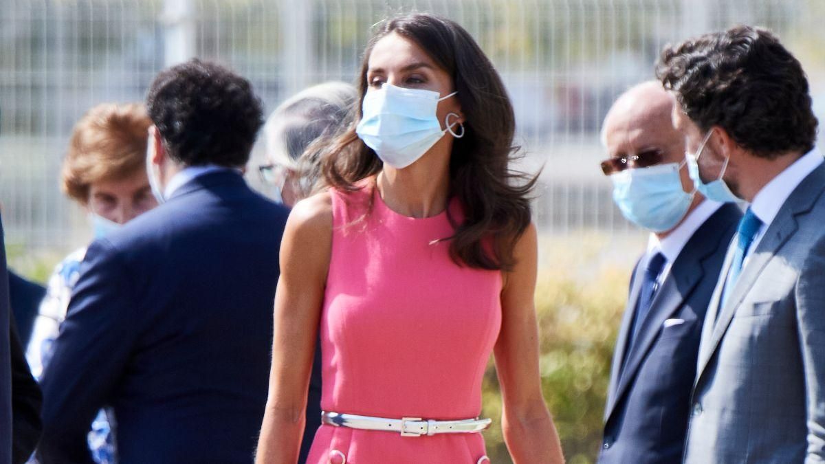 В розовом платье: королева Летиция умилила нежным образом – фото В розовом платье: королева Летиция умилила нежным образом – фото