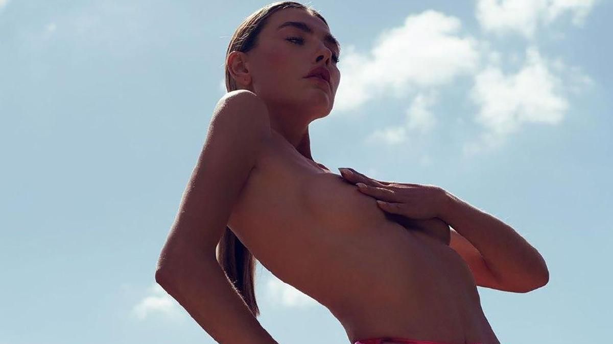 В прозрачном костюме: модель Алина Байкова засветила грудь – провокативное фото