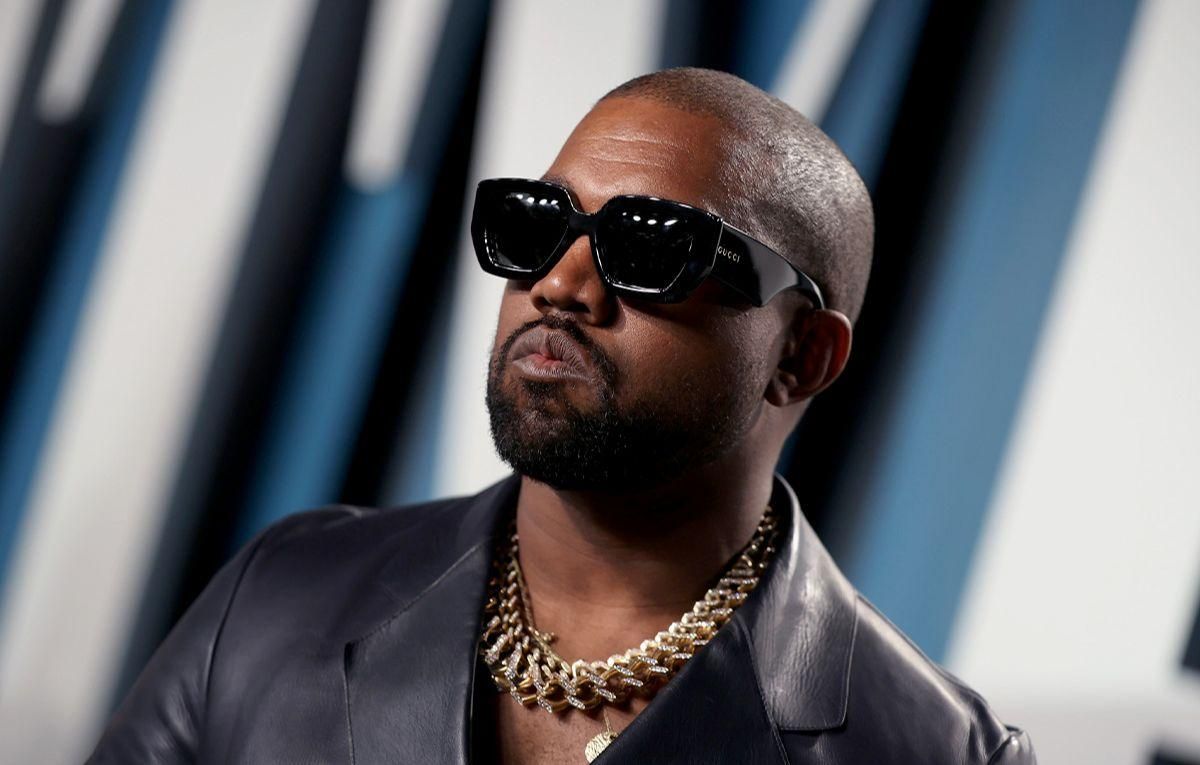 Каньє Вест помочився на золоту статуетку Греммі: провокаційне відео Каньє Вест помочився на золоту статуетку Греммі: провокаційне відео