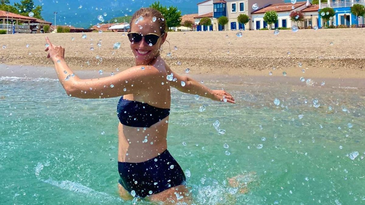 У блакитному купальнику: Катя Осадча похизувалася розкішною фігурою в Туреччині – фото 
