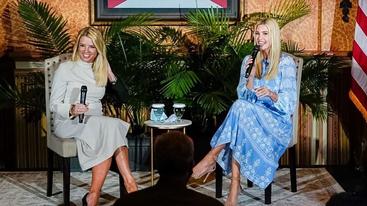 В голубом платье: Иванка Трамп покорила безупречным образом – фото В голубом платье: Иванка Трамп покорила безупречным образом – фото