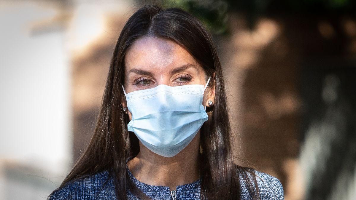 В синем платье: королева Летиция поразила элегантным образом – фото В синем платье: королева Летиция поразила элегантным образом – фото