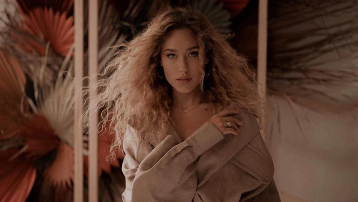 У білій сукні та піджаку: Даша Квіткова показала ніжний образ У білій сукні та піджаку: Даша Квіткова показала ніжний образ