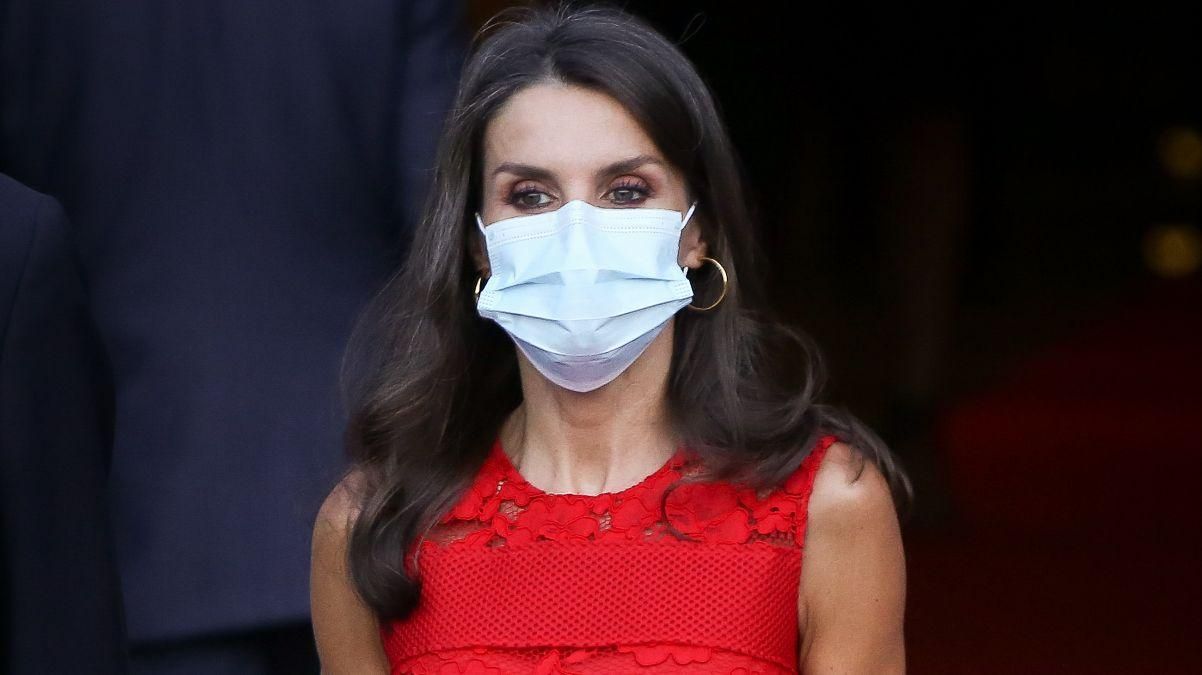 У червоній сукні з мереживом: королева Летиція підкорила елегантним образом – фото У червоній сукні з мереживом: королева Летиція підкорила елегантним образом – фото