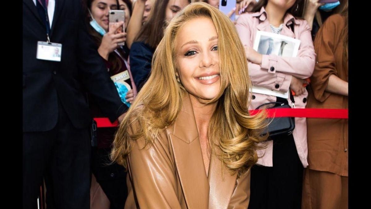 У верблюжій сукні з пікантним декольте: Тіна Кароль вразила ефектним образом на вулицях Києва У верблюжій сукні з пікантним декольте: Тіна Кароль вразила ефектним образом на вулицях Києва