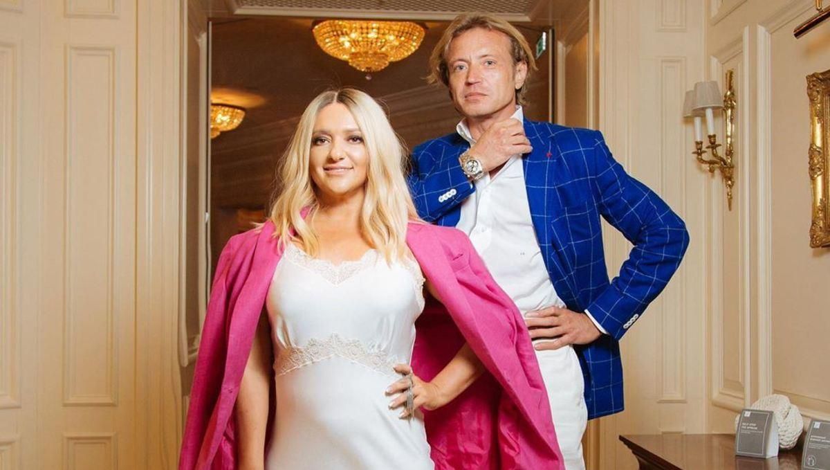 В белом платье: Наталья Могилевская посетила дизайнерский показ с миллионером В белом платье: Наталья Могилевская посетила дизайнерский показ с миллионером