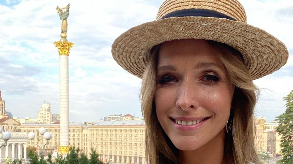 В белом костюме: Катя Осадчая показала стильный образ – фото В белом костюме: Катя Осадчая показала стильный образ – фото