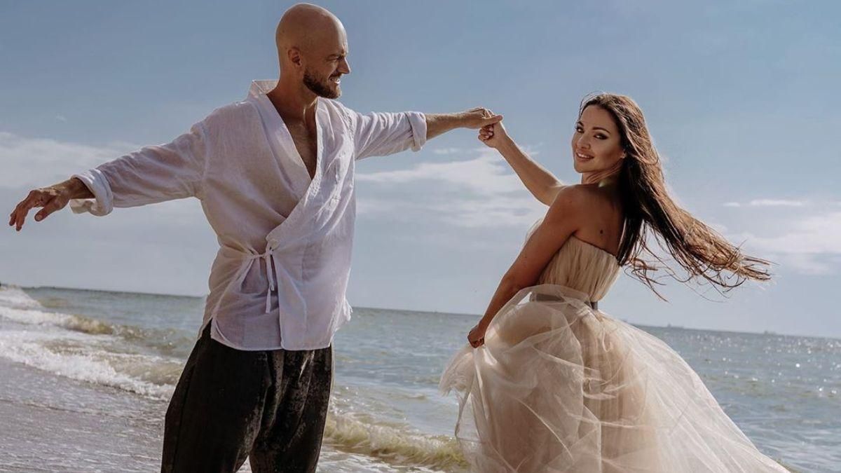 Потанцевал с возлюбленной в море: Влад Яма и его жена отпраздновали годовщину свадьбы – фото