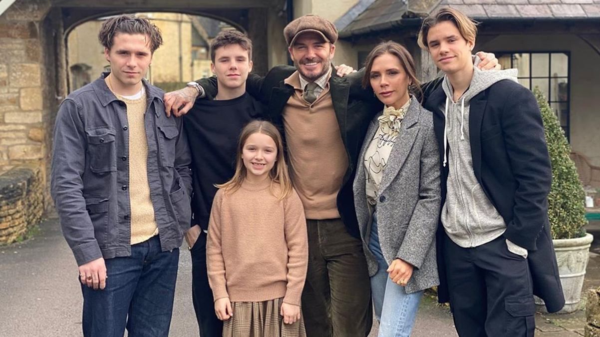 З чоловіком і дітьми: Вікторія Бекхем підкорила рідкісними сімейними кадрами З чоловіком і дітьми: Вікторія Бекхем підкорила рідкісними сімейними кадрами