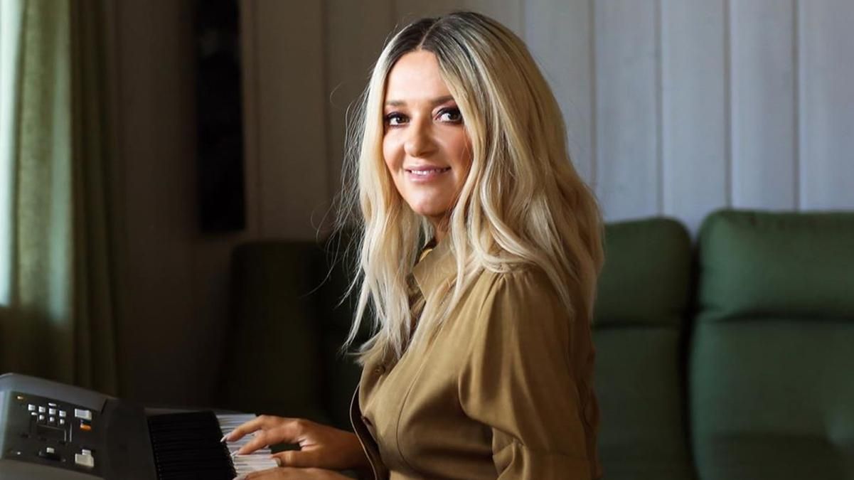 В платье с пикантным разрезом: Наталья Могилевская впечатлила эффектным образом – фото В платье с пикантным разрезом: Наталья Могилевская впечатлила эффектным образом – фото