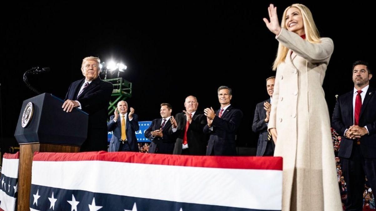 В светлом пальто и красном платье: Иванка Трамп продемонстрировала безупречный осенний образ В светлом пальто и красном платье: Иванка Трамп продемонстрировала безупречный осенний образ