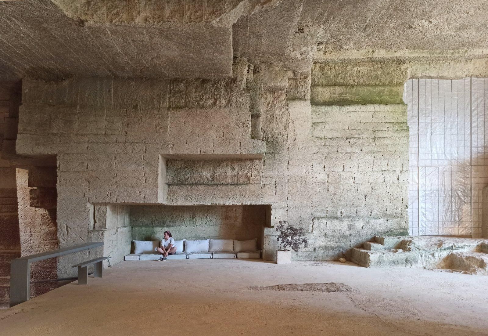 Величезний простір і басейн серед кімнати: як виглядає дім у закинутому кар'єрі в Іспанії – фото Величезний простір і басейн серед кімнати: як виглядає дім у закинутому кар'єрі в Іспанії – фото