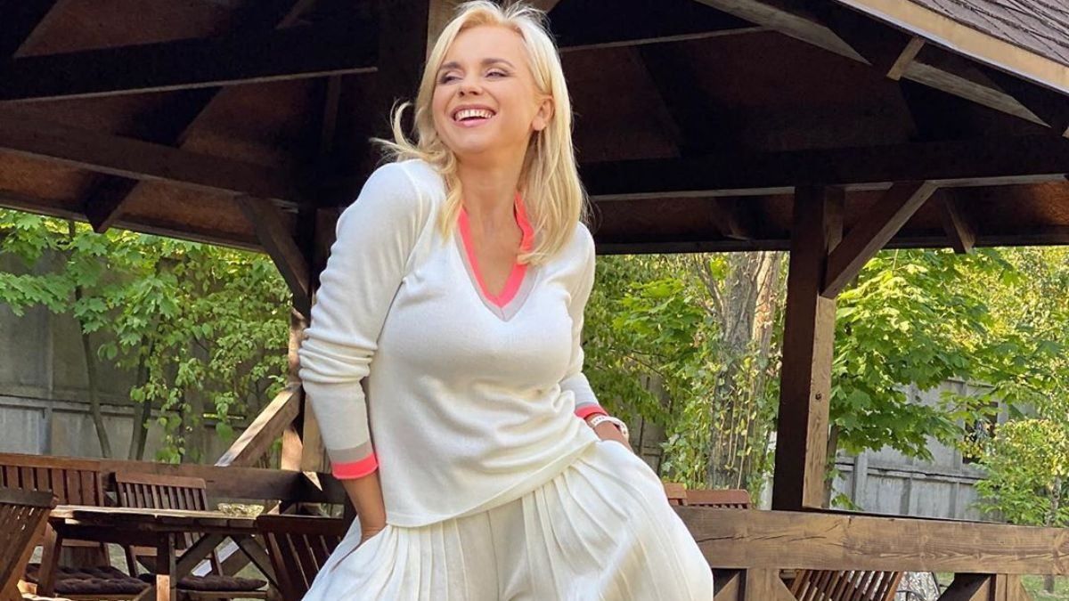 В молочном костюме: осенний образ Лилии Ребрик – эффектное фото В молочном костюме: осенний образ Лилии Ребрик – эффектное фото