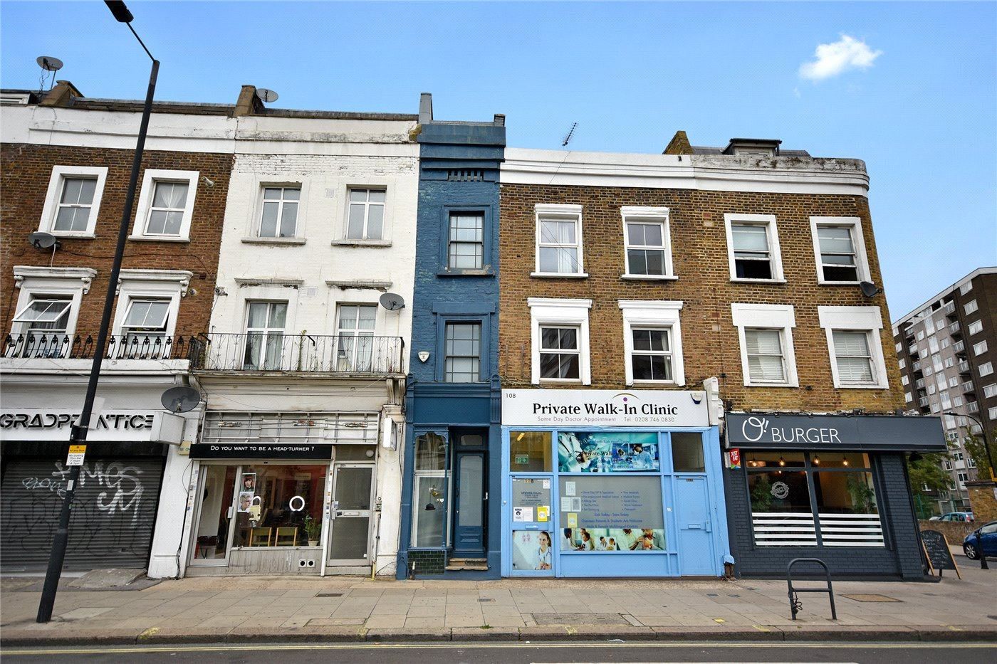 Самый узкий дом Лондона выставили на продажу: что внутри здания шириной 1,8 метра – фото
