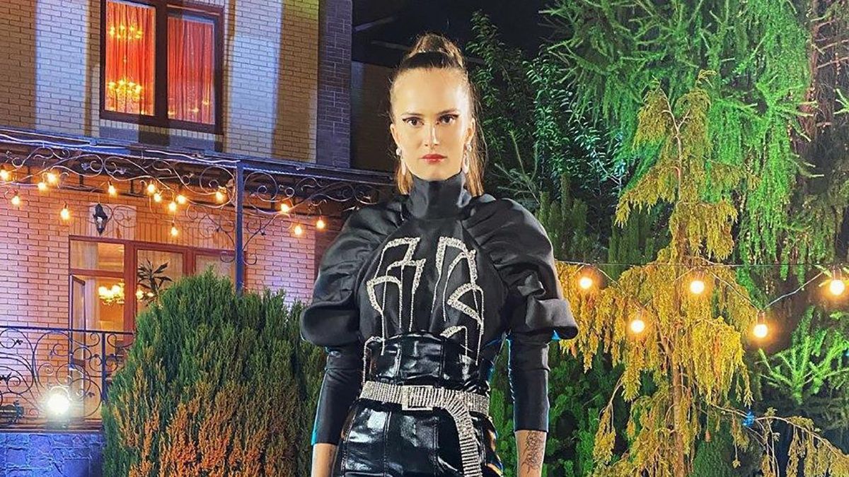 Високі ботфорти та шкіряна мініспідниця: Алла Костромічова постала в ефектному образі Високі ботфорти та шкіряна мініспідниця: Алла Костромічова постала в ефектному образі