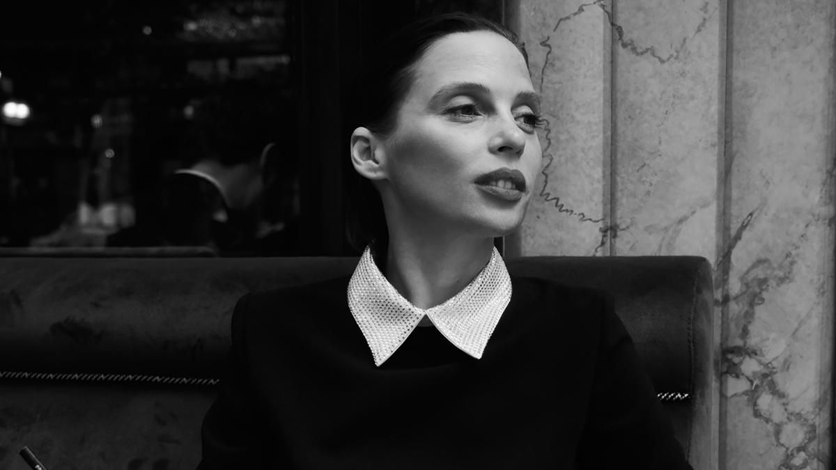 Українка з паризьким шармом: Ірена Карпа знялась у стильній фотосесії, присвяченій новій книзі