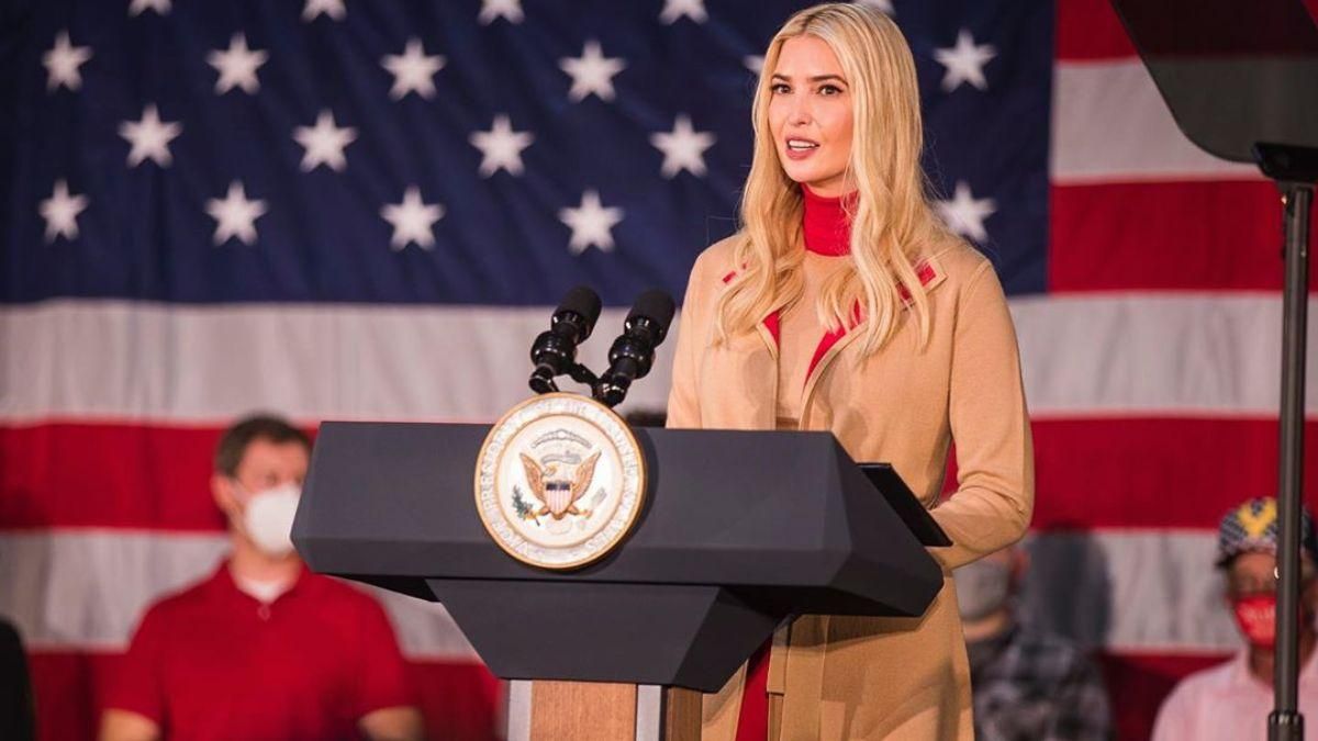 У червоно-бежевому комбінезоні та пальті: варіант осіннього образу від Іванки Трамп – фото У червоно-бежевому комбінезоні та пальті: варіант осіннього образу від Іванки Трамп – фото